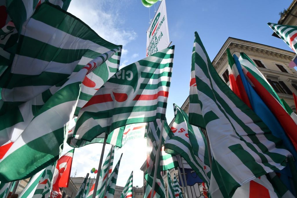 CCNL Funzioni Locali: Chierchia: “Mancata firma un danno per 400000 lavoratori. Subito il rinnovo” 2 Bandiere Cisl Fp